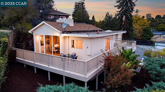 3503 Highland Ave, Redwood City CA: https://media.crmls.org/mediaz/5545238b-845f-42af-8e00-ab8c69b3984f.jpg