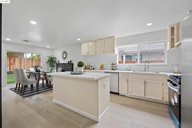 236 Larkspur, Fairfield CA: https://media.crmls.org/mediaz/55467f94-4a78-481f-a990-2d47eca2950a.jpg