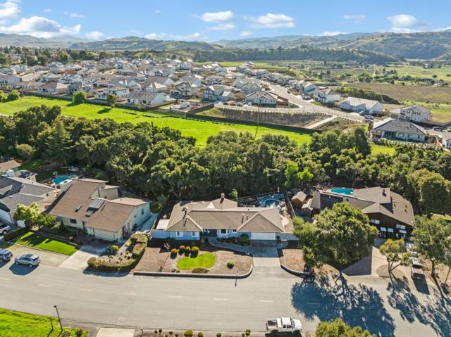 120 Marks Drive, Hollister CA: https://media.crmls.org/mediaz/5546aadd-f7bf-43fc-9367-18bfcc8484dc.jpg