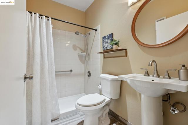 63 Lakeshore Ct, Richmond CA: https://media.crmls.org/mediaz/55479d7b-0df6-4897-910f-2e58f18cc200.jpg