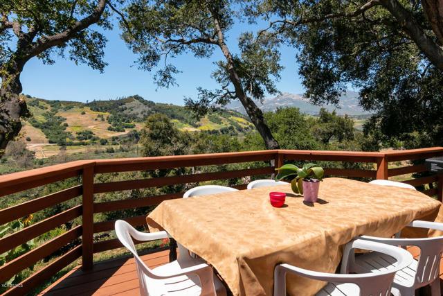 250 Verde Oak Drive, Oak View CA: https://media.crmls.org/mediaz/5547bbcd-8227-44c2-acaf-9197135d33f6.jpg