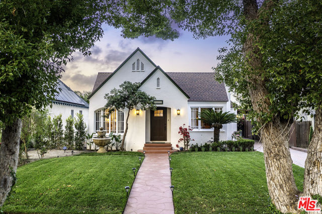 4654 Denny Avenue, Toluca Lake CA: https://media.crmls.org/mediaz/55480d3d-727e-40a1-bd1b-3ee0b61f4039.jpg