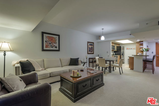13700 MARINA POINTE Drive, Marina del Rey CA: https://media.crmls.org/mediaz/554864b8-3c4d-4e42-8bd7-298a14e27b87.jpg