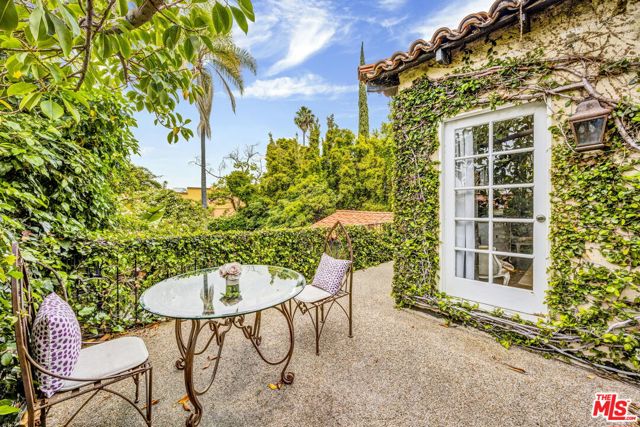 634 N Highland Avenue, Los Angeles CA: https://media.crmls.org/mediaz/55489867-3644-4b89-8aca-223416b24121.jpg