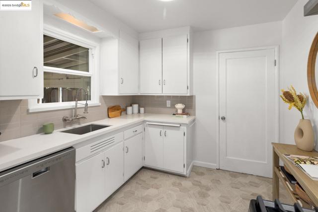 2234 Lobert St, Castro Valley CA: https://media.crmls.org/mediaz/5548b703-909a-4dbe-9910-6c7e5ed83e42.jpg