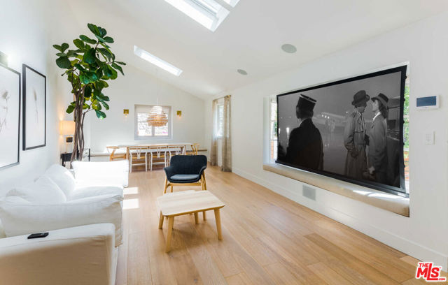 3279 LEDGEWOOD Drive, Los Angeles CA: https://media.crmls.org/mediaz/55491092-066a-465b-80d4-446e5606c00b.jpg