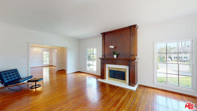 525 N Rexford Drive, Beverly Hills CA: https://media.crmls.org/mediaz/554976f2-f948-4ba5-b9c9-8121115c9f45.jpg
