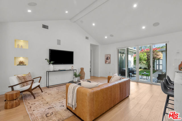 16820 Mccormick Street, Encino CA: https://media.crmls.org/mediaz/554a0cdc-20fd-4cd4-b967-31752f6a3ec6.jpg