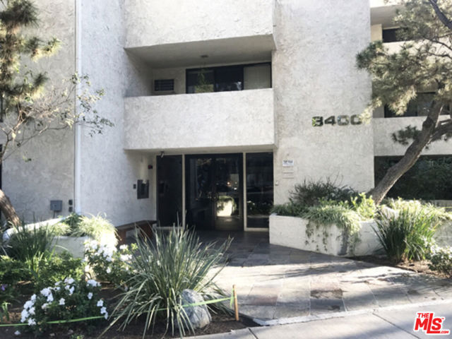 8400 De Longpre Avenue, West Hollywood CA: https://media.crmls.org/mediaz/554a3c8b-cc5d-48f9-9638-24d7a3b02d80.jpg