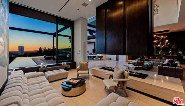 1305 Collingwood Place, Los Angeles CA: https://media.crmls.org/mediaz/554b1ec5-474c-4c47-820b-46bc9d3cd51a.jpg