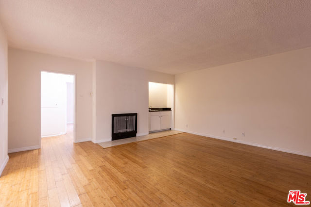1033 6TH Street, Santa Monica CA: https://media.crmls.org/mediaz/554bac68-65a8-467d-8575-5bd973289b8d.jpg