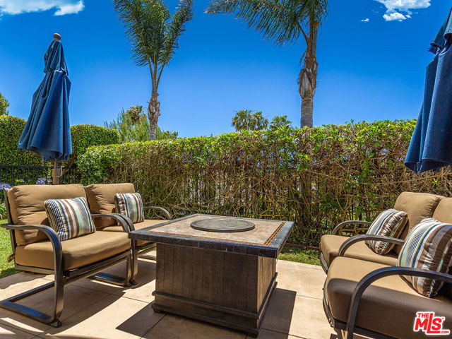 23949 De Ville Way, Malibu CA: https://media.crmls.org/mediaz/554c2d06-5209-46a1-901d-cbbafd09d371.jpg