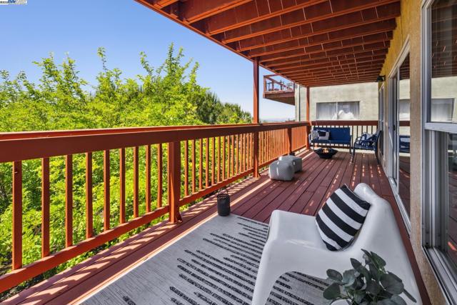 3014 BROADMOOR VIEW, Oakland CA: https://media.crmls.org/mediaz/554c4ae7-73d4-42ca-a85b-430a7cd64bfd.jpg