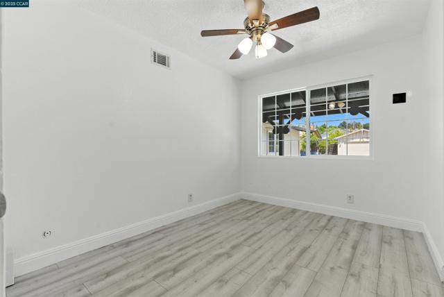 1015 Falcon Dr, Vallejo CA: https://media.crmls.org/mediaz/554d94d9-e2d5-445b-91c0-a7bf969fb406.jpg