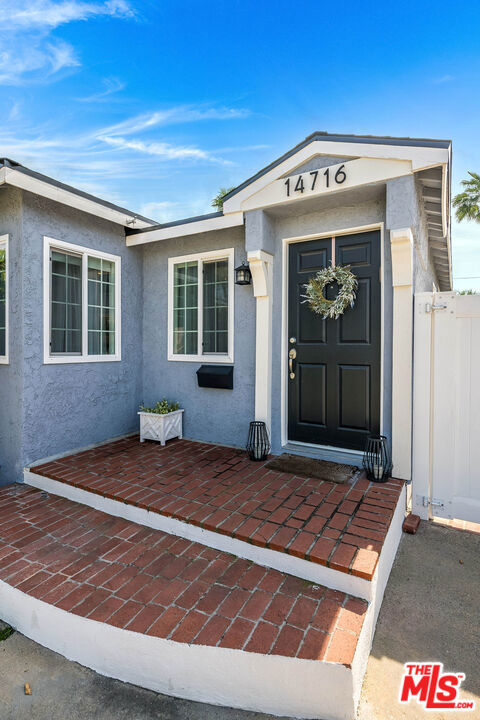 14716 Killion Street photo 3