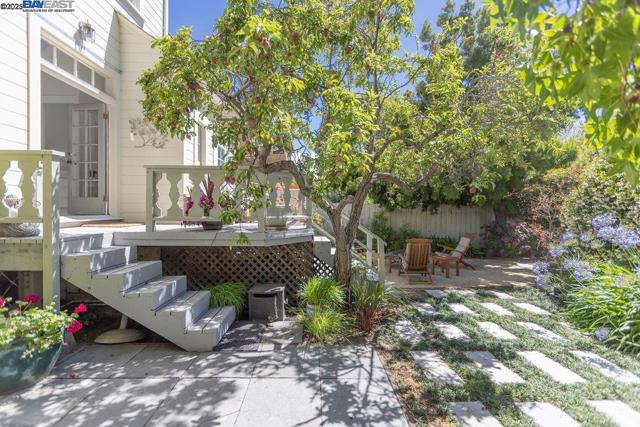 1709 Myrtle St, Oakland CA: https://media.crmls.org/mediaz/554f3cd9-083c-4dd0-8cea-eb40aa4f2547.jpg