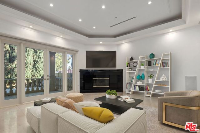 156 S Clark Drive, Beverly Hills CA: https://media.crmls.org/mediaz/554f713b-d375-4e13-9f0e-5fea75022137.jpg