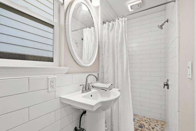 2727 E Cliff Drive, Santa Cruz CA: https://media.crmls.org/mediaz/5550314d-31ff-4c22-a3b5-08a523fe00c5.jpg