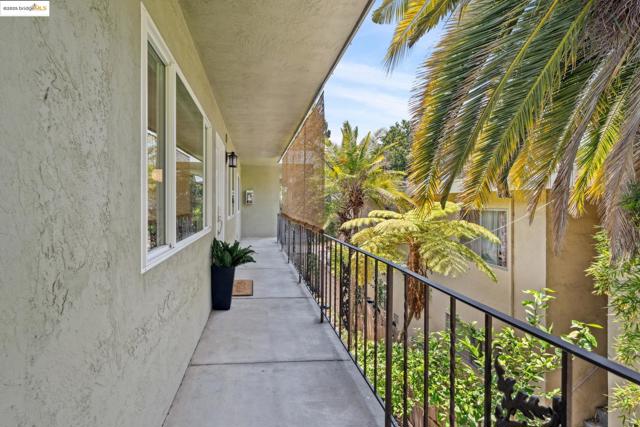 2028 Damuth St, Oakland CA: https://media.crmls.org/mediaz/555154f7-5c32-420b-8980-c9554ea4d1b9.jpg