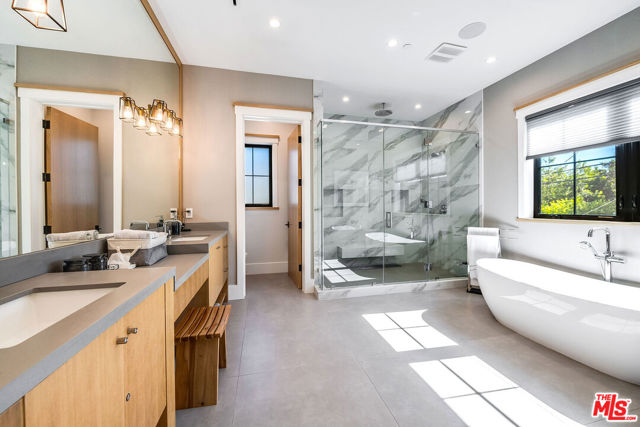 4365 Kraft Avenue, Studio City CA: https://media.crmls.org/mediaz/555180e5-1f75-4d48-81fe-75dd1a814048.jpg