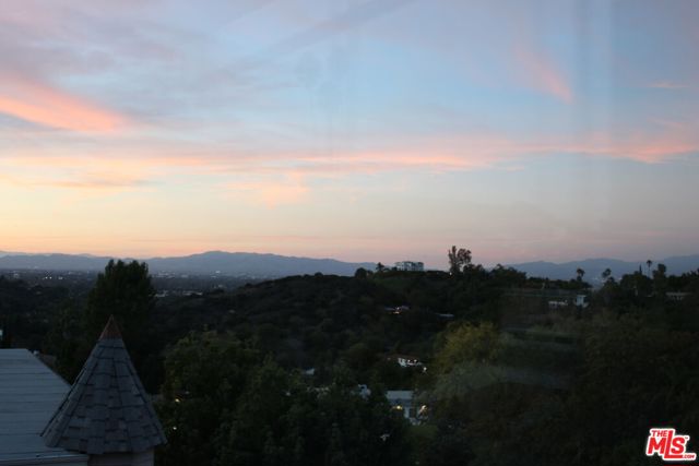 11502 Dona Teresa Drive, Studio City CA: https://media.crmls.org/mediaz/5551d489-27e4-4065-9a60-2653ed343edb.jpg