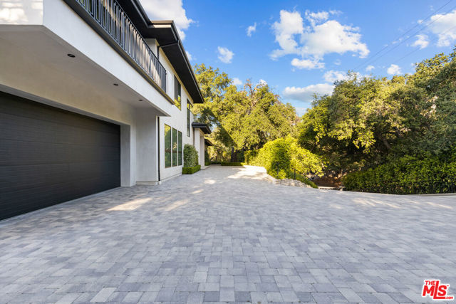 17401 Rancho Street, Encino CA: https://media.crmls.org/mediaz/5551dbbc-cddf-4869-950b-d031fb7f815a.jpg