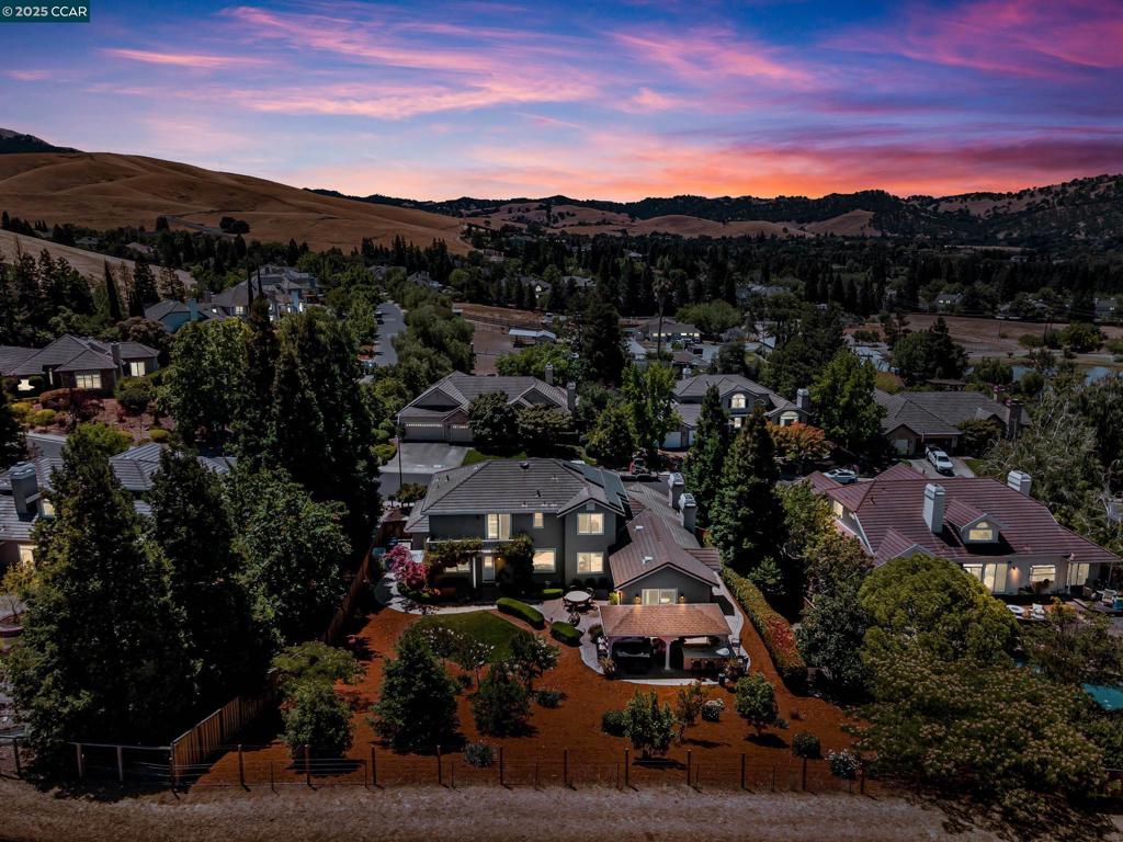https://media.crmls.org/mediaz/55526572-95dd-4ee3-b8d3-b2bcb95eadc5.jpg?preset=X-Large