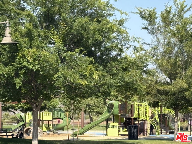 20650 Huntley Way, Santa Clarita CA: https://media.crmls.org/mediaz/555296f7-9fe7-409d-9814-365a57230973.jpg