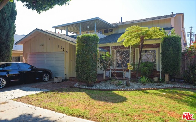 1514 Franklin Street Santa Monica, California 1514 Franklin Street is a 7 unit property located in the highly desirable city of Santa Monica. The property consists of six 2+2s and one townhouse style 3+3. 5 of the 7 units have been completely renovated and feature new stainless steel appliances. The building has a brand new roof, partial copper plumbing, and is individually metered for gas and electricity. The Owner will collect additional income with on-site laundry and private garages. Featuring a stellar 94 walk score and 85 bike score, 1514 Franklin Street provides residents with many of the great things LA has to offer right outside their front door. The property is a 10 minute walk from major employment (Lionsgate, Amazon, Red Bull), a 15 minute walk to the Bergamot Train Station with service to the beach and Downtown LA, and a short bike or car ride from most daily errands. The property is nestled on a peaceful tree-lined street, with easy access to award winning Santa Monica schools and restaurants. The Brentwood, Westwood, and Century City neighborhoods are also nearby. This is an excellent opportunity to acquire an investment property with steady and reliable cash flow with additional future upside.