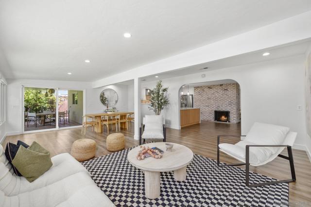 17268 Bernardo Oaks Dr, San Diego CA: https://media.crmls.org/mediaz/5553adcc-7c2e-4ed5-87b0-7c959161409f.jpg