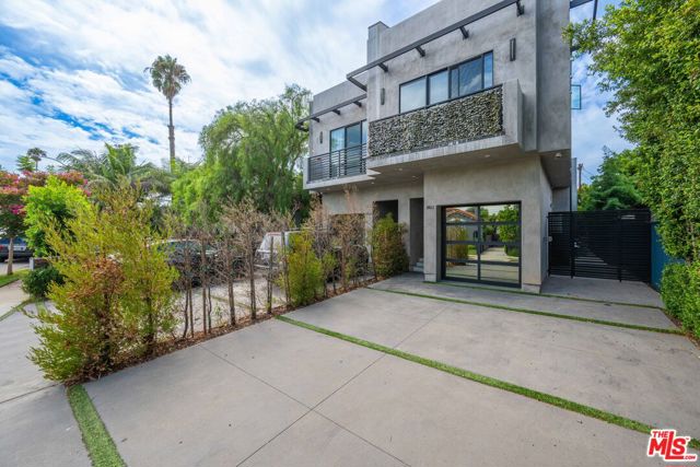 1903 S Bedford Street, Los Angeles CA: https://media.crmls.org/mediaz/555404b1-5097-4068-a249-442579a63284.jpg