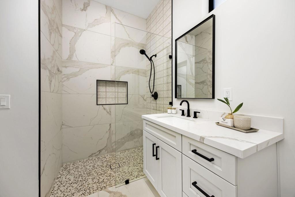 https://media.crmls.org/mediaz/55547f94-ad04-4036-b953-55e06801905c.jpg?preset=X-Large