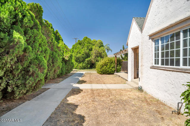 2327 Royal Avenue, Simi Valley CA: https://media.crmls.org/mediaz/5555137d-9ac3-4676-bf5a-eaa5a123905d.jpg