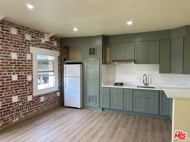 721 Broadway, Santa Monica CA: https://media.crmls.org/mediaz/5555255c-4a8c-4a43-9733-a13476a8d4db.jpg