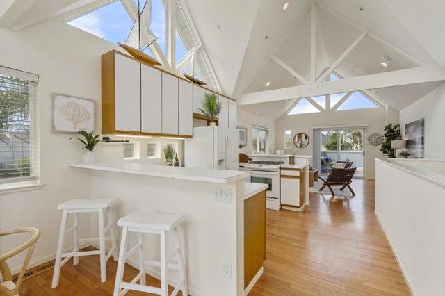 410 35th Avenue, Santa Cruz CA: https://media.crmls.org/mediaz/55558a0e-24be-460d-af0b-afbcdbeca99e.jpg