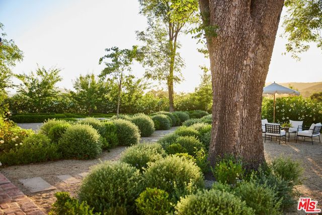 10999 Ojai Santa Paula Road, Ojai CA: https://media.crmls.org/mediaz/55558ccf-f3e7-4635-a335-c6d120a03cc7.jpg