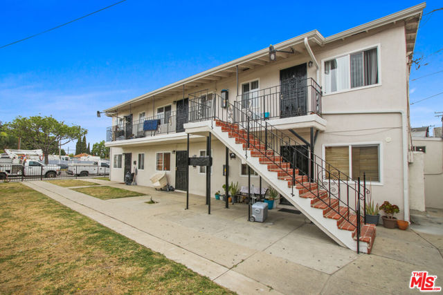 11032 Atlantic Avenue, Lynwood CA: https://media.crmls.org/mediaz/555593fd-9767-4d07-9b35-8b7c884d9531.jpg