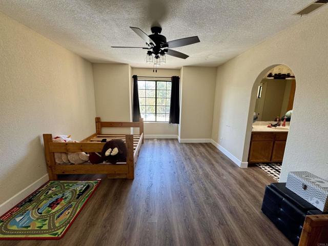 16898 Whispering Oaks Lane, Ramona CA: https://media.crmls.org/mediaz/5555e1a2-0da4-476f-b61e-58bd49b64c8e.jpg