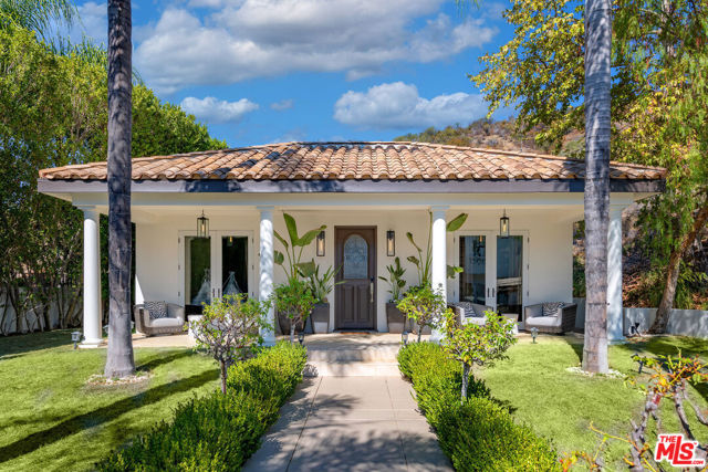 25043 Abercrombie Lane, Calabasas CA: https://media.crmls.org/mediaz/5556af65-1915-4ea5-9d22-54c668273216.jpg