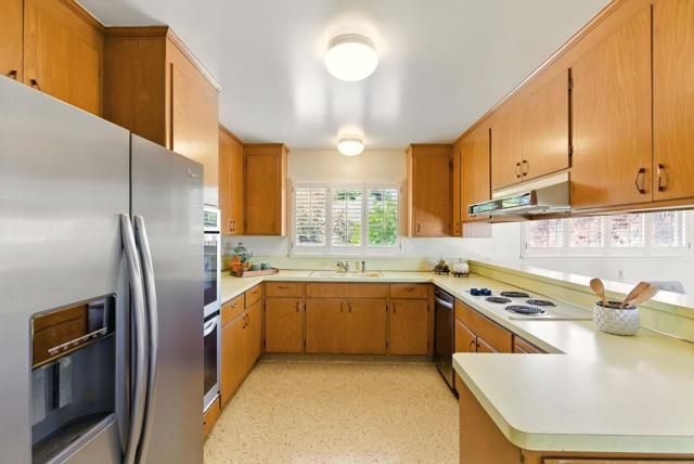 610 De Anza Avenue, San Carlos CA: https://media.crmls.org/mediaz/5556ce14-2d32-4deb-a985-27f5e0504f18.jpg