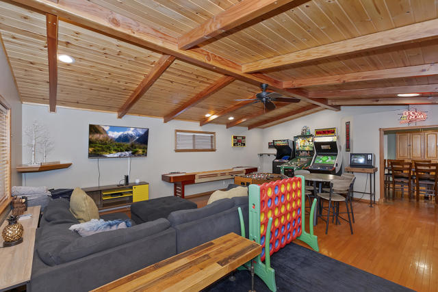 387 Wren Drive, Big Bear CA: https://media.crmls.org/mediaz/55570948-57bc-4486-ac91-17e74002c65a.jpg