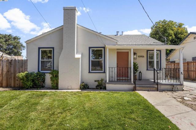 10906 Reposo Dr, Oakland CA: https://media.crmls.org/mediaz/555794c2-745a-4e10-8fa2-a0fdd91e33de.jpg