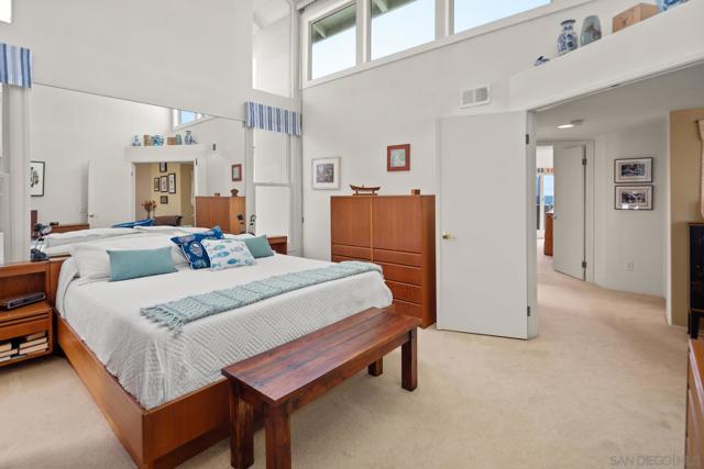 54 Half Moon Bend, Coronado CA: https://media.crmls.org/mediaz/55584d7d-b00c-46e5-8d15-c2ef94e999ce.jpg