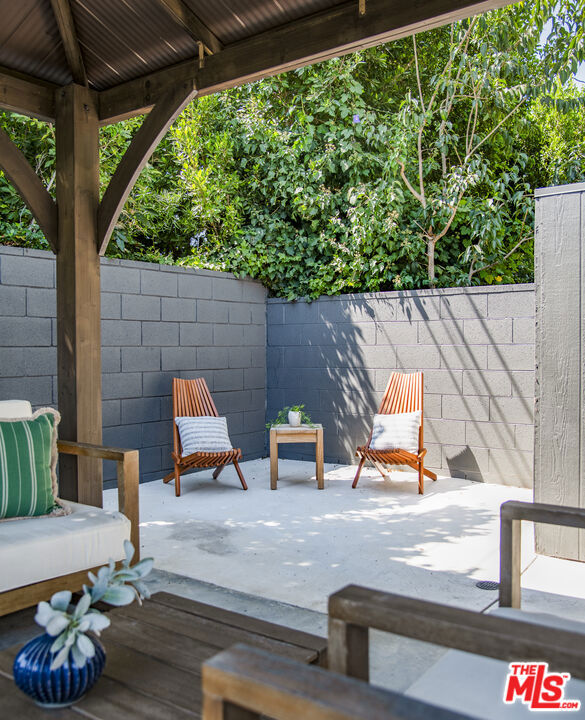 4947 Varna Avenue, Sherman Oaks CA: https://media.crmls.org/mediaz/55599293-acd2-4391-a13c-772cc8fde411.jpg