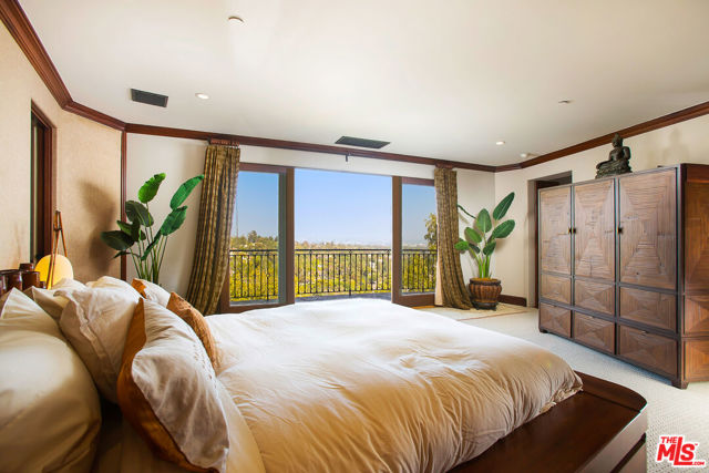 10066 Cielo Drive, Beverly Hills CA: https://media.crmls.org/mediaz/5559e4cd-e463-4421-b78a-6ed2fec311f6.jpg