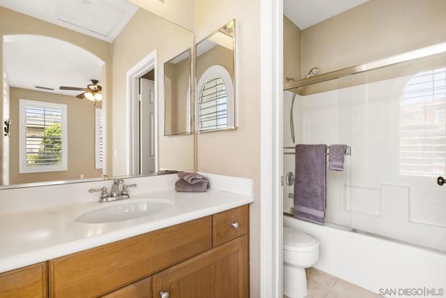 2337 Douglaston Glen, Escondido CA: https://media.crmls.org/mediaz/555a93a5-7c24-44a8-8a7f-bef8dcb37882.jpg