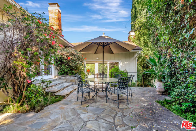 1519 Comstock Avenue, Los Angeles CA: https://media.crmls.org/mediaz/555aac21-17ea-4efe-9f5a-1d61a9b201d0.jpg