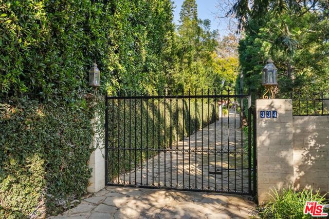 334 N Carmelina Avenue, Los Angeles CA: https://media.crmls.org/mediaz/555adfcb-5b90-4b5c-ab22-8d4327754bc8.jpg