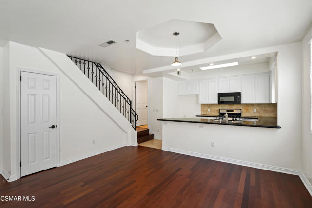 5224 Corteen Place, Valley Village CA: https://media.crmls.org/mediaz/555b9df2-0dca-494b-b74c-16fb578e8d6c.jpg