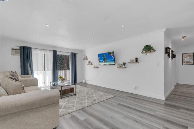2500 Miramar Ave, Castro Valley CA: https://media.crmls.org/mediaz/555bc472-3d90-4e5e-8c5c-2c821c75bfdf.jpg